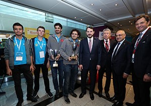 Shell Eco-Marathon’un Kazananları Ödüllerini Bakan Albayrak’tan Aldı