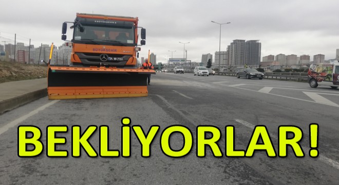 İstanbul da Kar Küreme Araçları Yollara Çıktı!