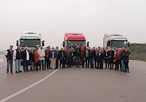 Scania yetkilileri, Sigorta eksperleri ile gerçekleştirdiği toplantılarda Euro 6 modeller ve onarım süreçleri hakkında bilgi alışverişinde bulundular.
