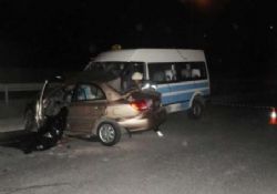 Otomobil minibüsün altına girdi:2 ölü, 1 yaralı