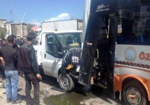 Kamyonet Halk Otobüsüne Çarptı: 11 Yaralı