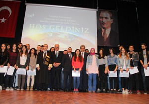 İstanbul Üniversitesi Açılış Töreni nde 20 Öğrenciye Burs Belgelerini Verdi