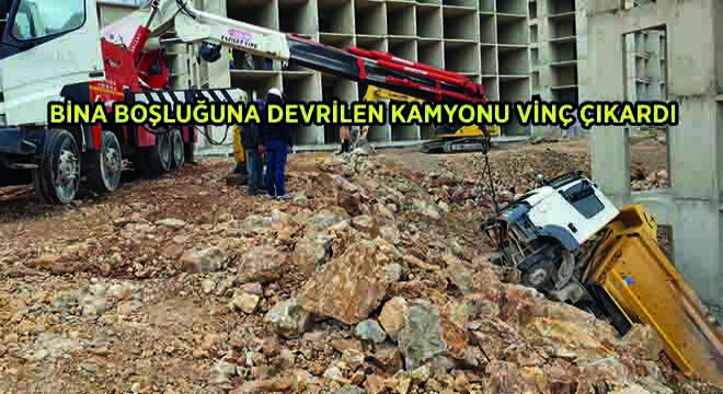 Bina Boşluğuna Devrilen Kamyonu Vinç Çıkardı