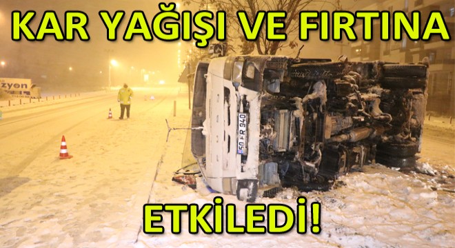 Elektrik Arıza Kamyoneti Devrildi: 2 Yaralı!