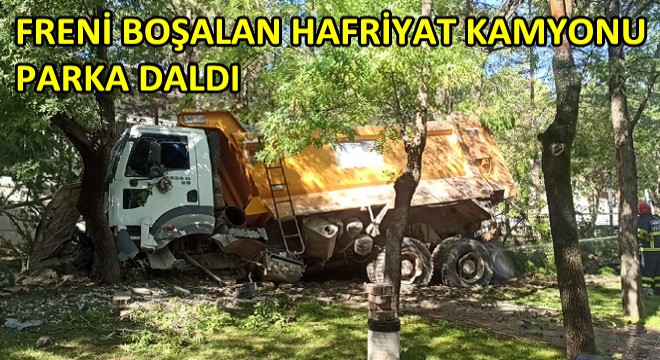 Freni Boşalan Hafriyat Kamyonu Parka Daldı