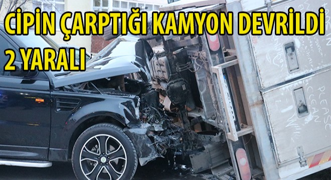 Lüks Cipin Çarptığı Kamyon Devrildi