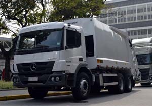 Mercedes-Benz, Brezilya'da Allison donanımlı atık kamyonunu sundu