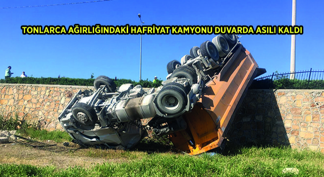 Tonlarca Ağırlığındaki Hafriyat Kamyonu Duvarda Asılı Kaldı