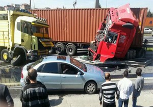 TEM'de iki TIR kafa kafaya çarpıştı