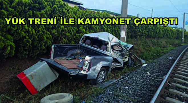 Yük Treni ile Kamyonet Çarpıştı