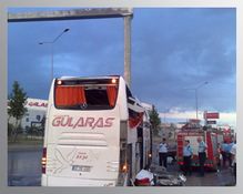 Yolcu otobüsü yön tabelasına çarptı: 39 yaralı