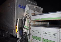 TIR’a arkadan çarpan kamyonun sürücüsünü itfaiye bir saatte kurtardı