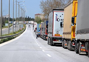 Türk TIR ları Yolda Kaldı