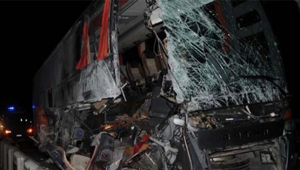 Otobüs, TIR'a Çarptı!.. 14 Yaralı!