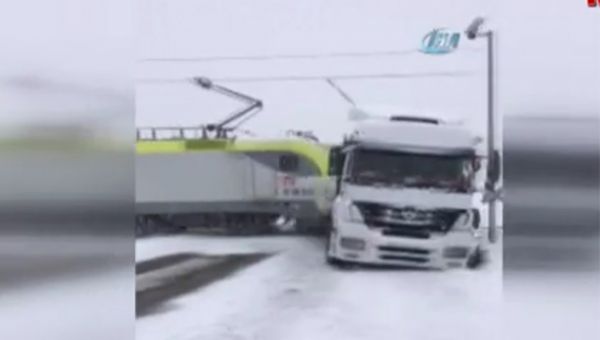 Tren TIR'a Böyle Çarptı