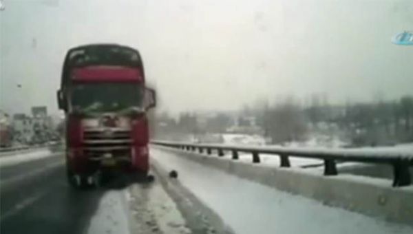 Kamyonun Altında Metrelerce Sürüklendi