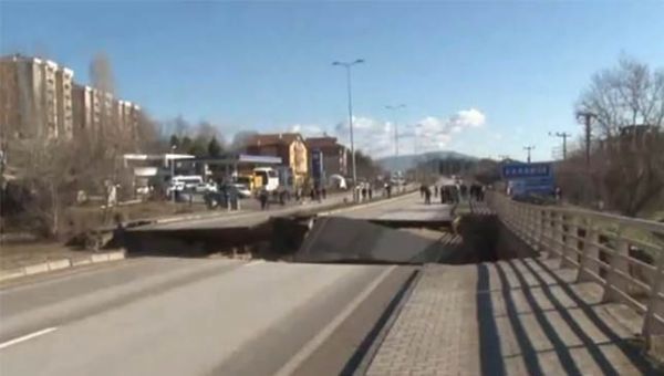 Karayolu çöktü!