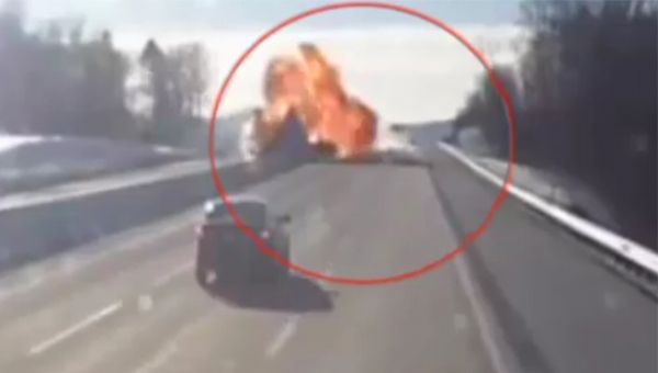 Bariyerlere Çarpan TIR Alev Topuna Döndü