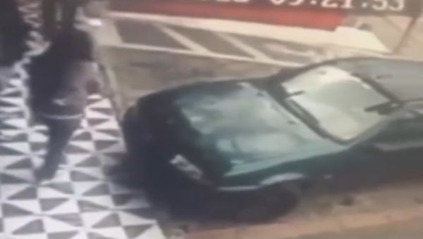 senmisin arabanın kaputuna oturmaya yeltenen