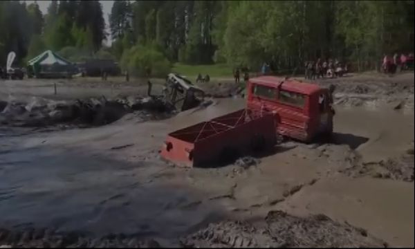 Dev Kamyonlar Suda Yarıştı