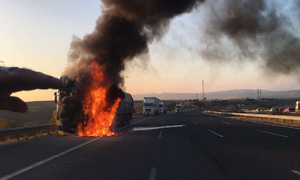 Kamyonunun Yanmasını Çaresizce İzledi